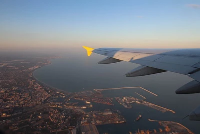 Uitzicht vanuit het vliegtuig en goedkope vliegtickets.