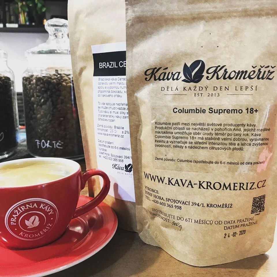 koffie met schuim en een pakje koffie van de familiebranderij Káva Kroměříž