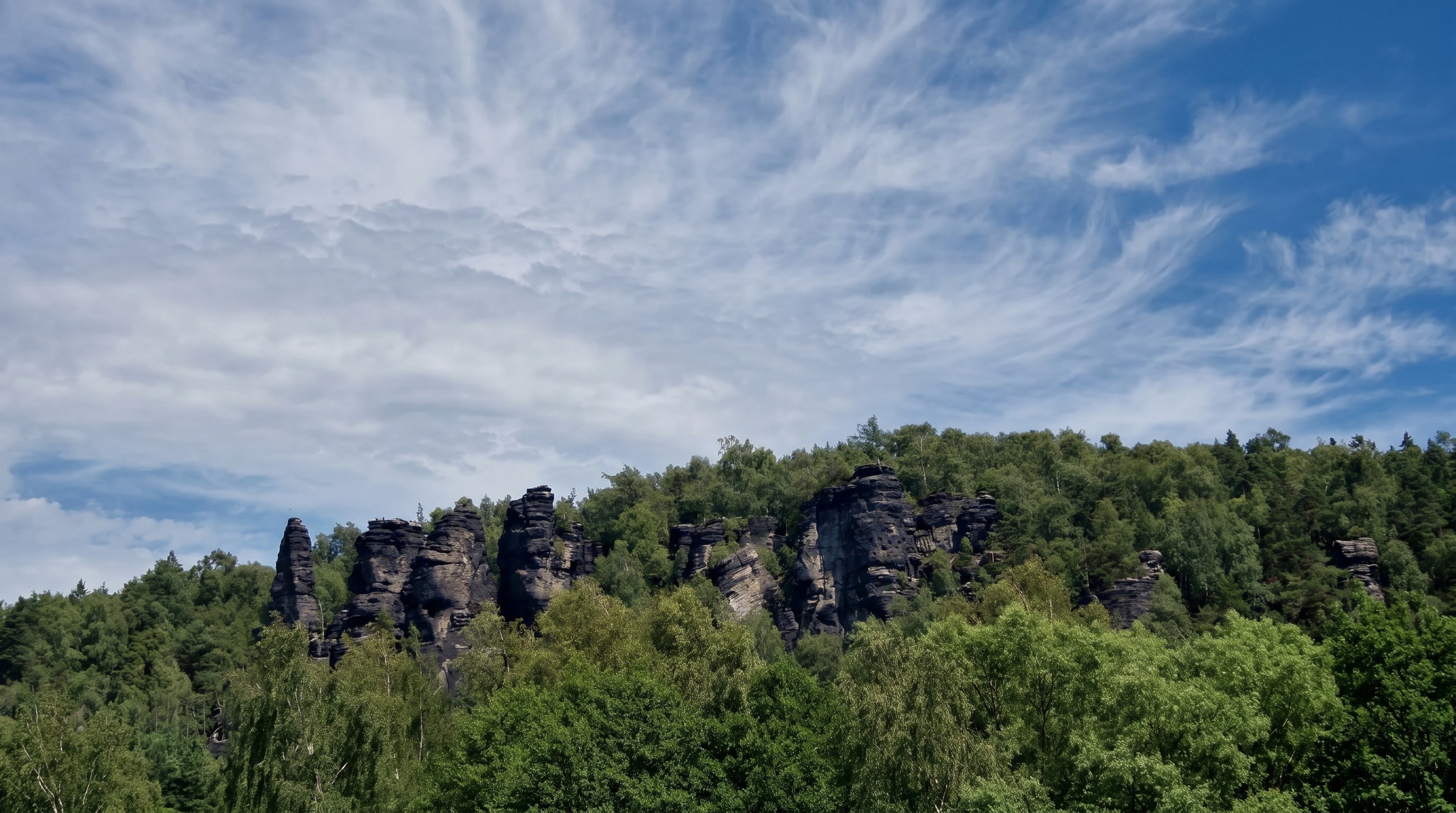 Ostrov-rotsen zichtbaar vanaf camping Pod Císařem