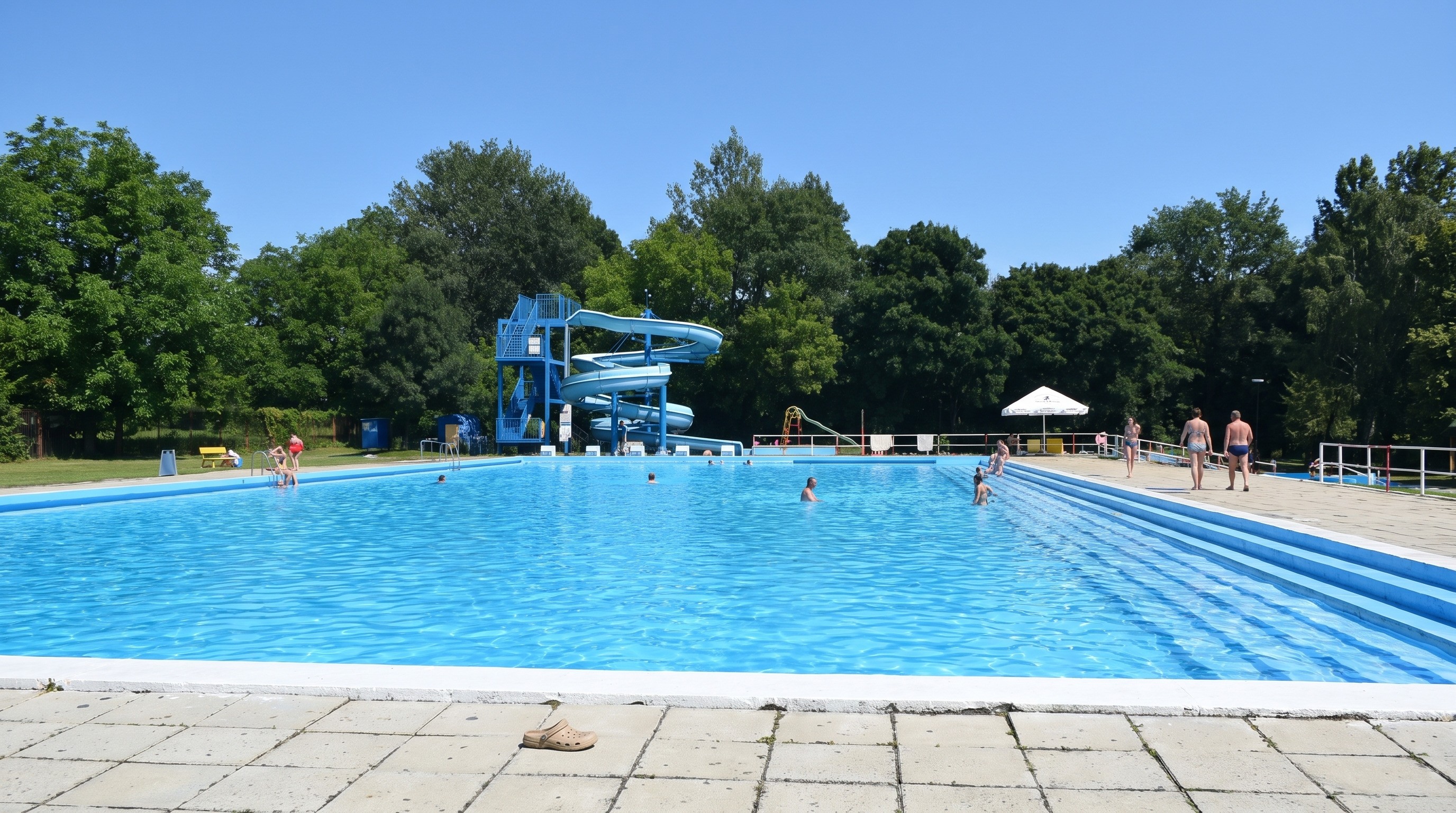 Zwembad met glijbaan in Camp Strážnice