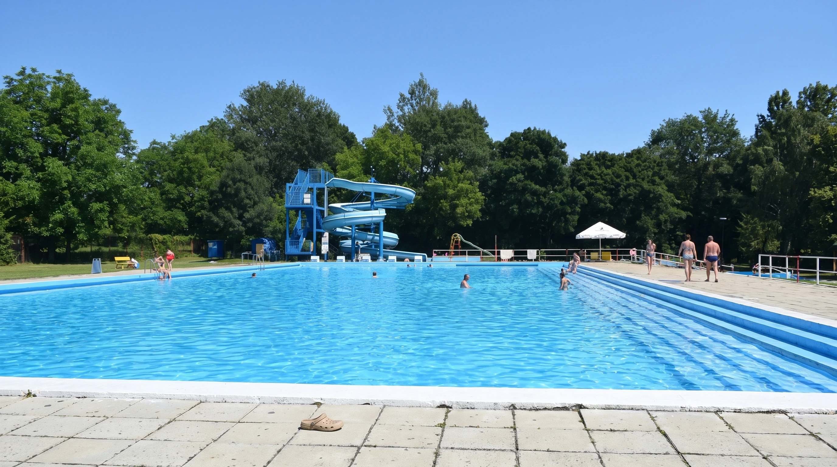 Zwembad met glijbaan in Camp Strážnice